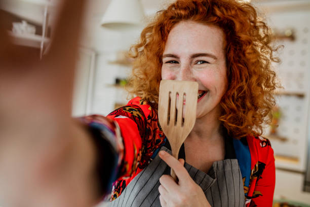 blogueur de nourriture prenant un selfie avec un soudeur - cooking chef domestic kitchen food photos et images de collection