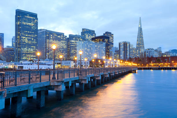 edificios en el centro de la ciudad desde embarcadero al atardecer, san francisco - pier seven fotografías e imágenes de stock