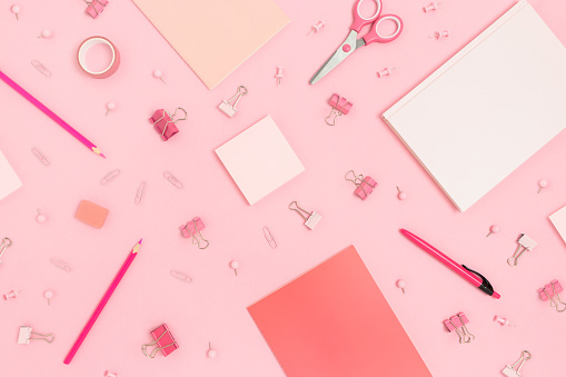 Patrón Hecho De Útiles Escolares Sobre Un Fondo Pastel Rosa Foto de stock y más banco de imágenes de Sujetapapeles - iStock Patrón Hecho De Útiles Escolares Sobre Un Fondo Pastel Rosa Foto de stock y más banco de imágenes de Sujetapapeles - iStock