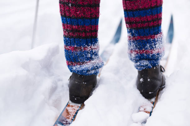 vue détaillée vintage en tournée bottes d’hiver. concept de sports d’hiver - ski old wood pair photos et images de collection