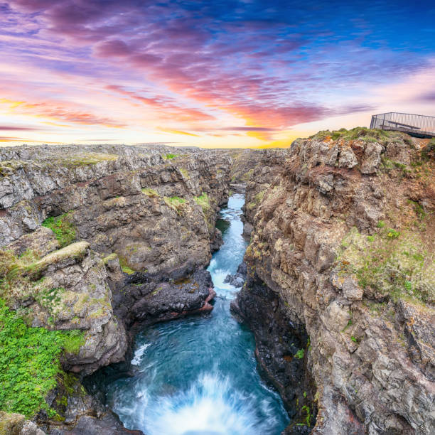 meravigliosa vista del canyon di kolugljufur e delle cascate di kolufossar - kolufossar foto e immagini stock