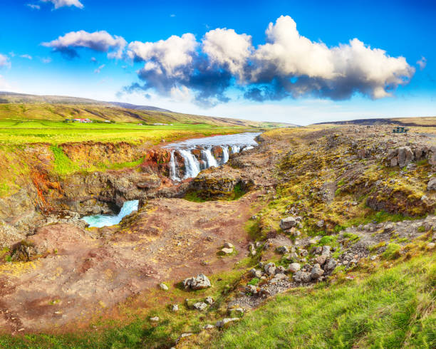 meravigliosa vista del canyon di kolugljufur e delle cascate di kolufossar - kolufossar foto e immagini stock