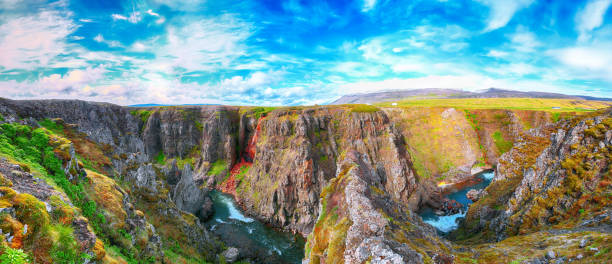 meravigliosa vista del canyon di kolugljufur e delle cascate di kolufossar - kolufossar foto e immagini stock