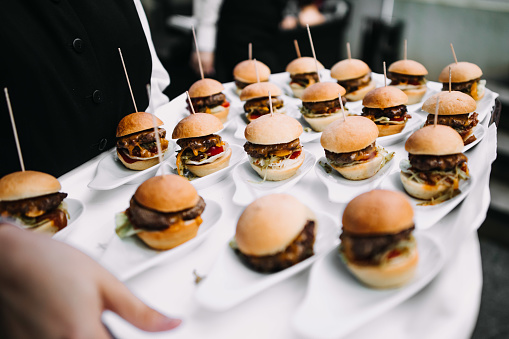 foto de pequeñas hamburguesas en una boda photo