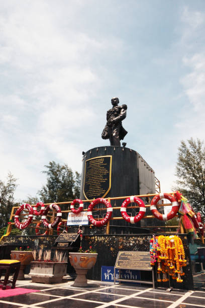 사밀라 해변의 동상 프린스 춤폰 참전 용사 기념 신사 - veterans memorial plaza 뉴스 사진 이미지