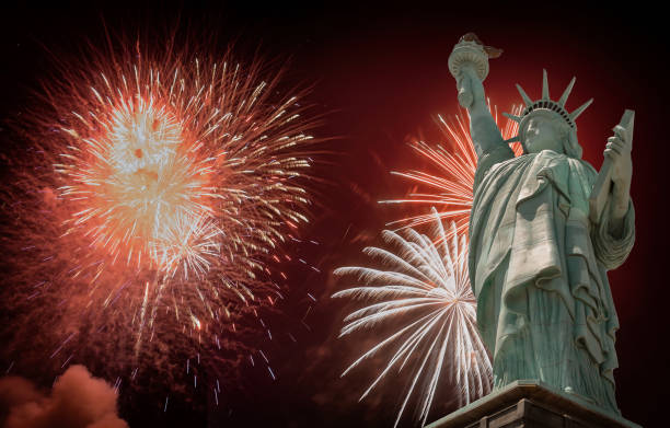 feux d’artifice des états-unis d’amérique de différentes couleurs éclatant contre une statue de la liberté la nuit avec le jour de l’indépendance du 4 juillet - statue of liberty liberty statue firework display photos et images de collection