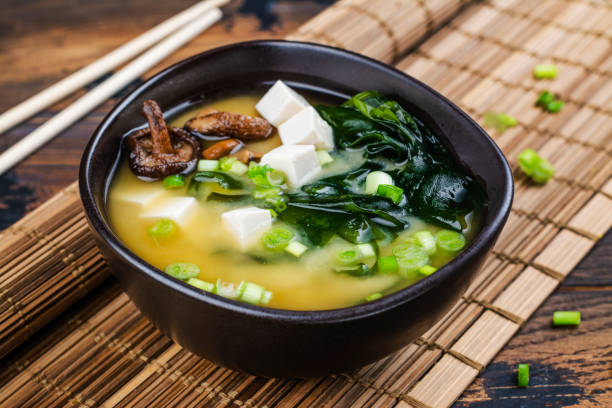 traditional miso soup - edible mushroom shiitake mushroom fungus chinese cuisine imagens e fotografias de stock