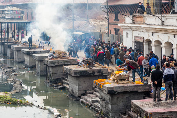 ghaty kremacyjne hinduistyczne w pashupatinath, nepal - india varanasi ganges river temple zdjęcia i obrazy z banku zdjęć