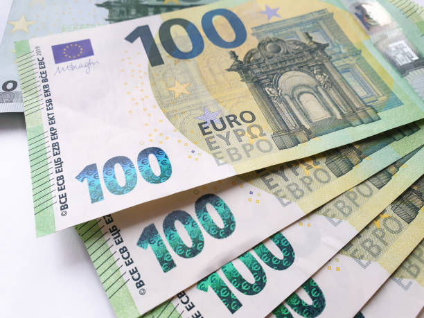 dinheiro de papel do ventilador, notas de 100 euros. - one hundred euro banknote - fotografias e filmes do acervo