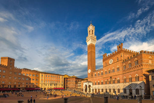 la piazza del campo con la torre del mangia en siena. - torre del mangia fotografías e imágenes de stock