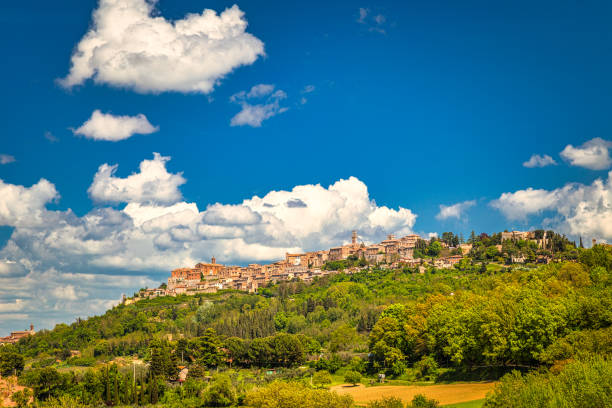 montepulciano town and surrounding landscape in val d'orcia. - montepulciano imagens e fotografias de stock