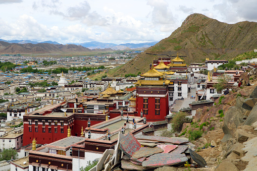 The photo shows a panoramic view of Tashilunpo monastery (Shigatse, Tibet), overlooking the town of Shigatse (Tibet).