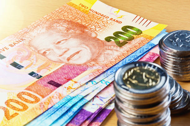 abbondanza di banconote sudafricane raffiguranti nelson mandela con monete - south africa africa south african culture african culture foto e immagini stock