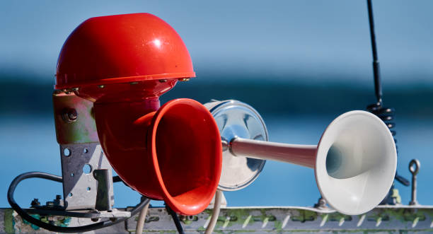 nahaufnahme der rot-weißen signalhörner auf dem deck eines ausflugsschiffes - boat horn stock-fotos und bilder