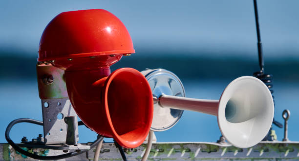 primo piano delle corna di segnalazione rosse e bianche sul ponte di una nave da escursione - boat horn foto e immagini stock