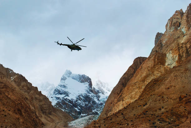 파키스탄 산 아래에서 비행하는 구조 헬리콥터 - rescue helicopter mountain snow 뉴스 사진 이미지