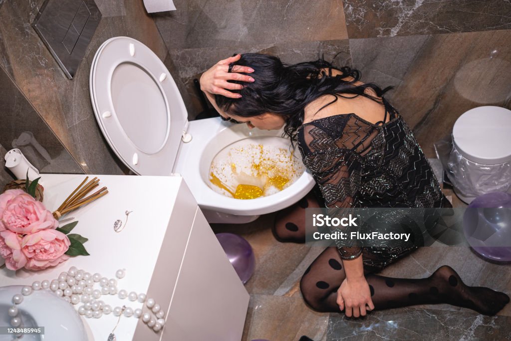 Cô Gái Say Rượu Nôn Mửa Trong Phòng Tắm Tại Một Bữa Tiệc Hình ảnh ...