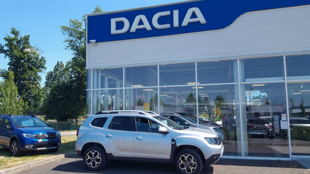 logotipo de la tienda dacia para la tienda de concesionarios de coches de fabricación de coches rumanos - dacia fotografías e imágenes de stock