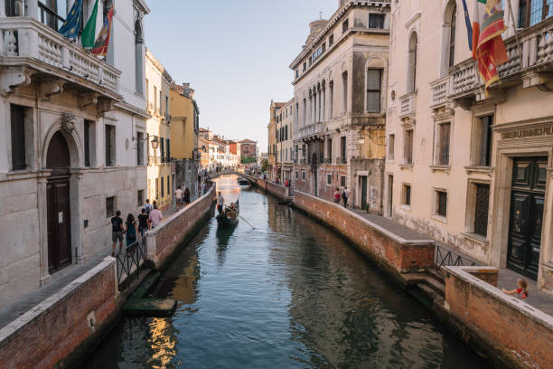 los turistas caminan por el canal de venecia, italia. - couple performer people venice italy fotografías e imágenes de stock