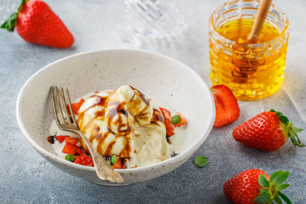 queijo burrata gourmet com tartare de morango com hortelã, mel e balsâmico em um prato leve em um concreto cinza ou fundo de pedra. pequeno almoço. aperitivo delicioso. culinária mediterrânea (italiana). foco seletivo - strawberry balsamic vinegar beef with - fotografias e filmes do acervo