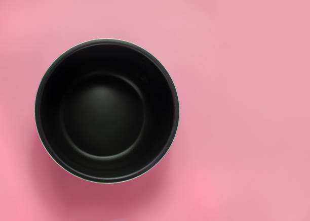 пустая многоварная чаша на розовом фоне. вид сверху. место для текста. - casserole rice single object close up стоковые фото и изображения