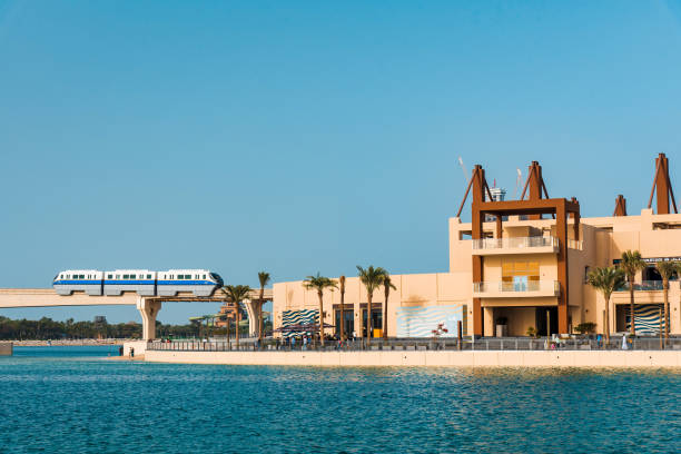 팜 주메이라의 포인테 해안가 식당 및 엔터테인먼트 장소 - water architecture train united arab emirates 뉴스 사진 이미지