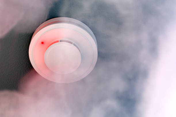 detector de humo de alarma dire con indicador led rojo en el techo - fire escape fotografías e imágenes de stock