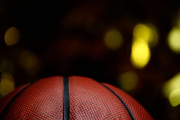 image de fond sombre de basket-ball - basketball business basketball hoop slam dunk photos et images de collection