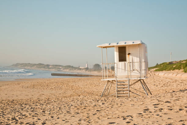 uma cabana de resgate marítimo em uma praia vazia - tower florida protection travel - fotografias e filmes do acervo