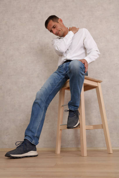 homem de negócios com dor nas costas. alívio da dor e conceito de cuidados de saúde. - physical injury backache occupation working - fotografias e filmes do acervo