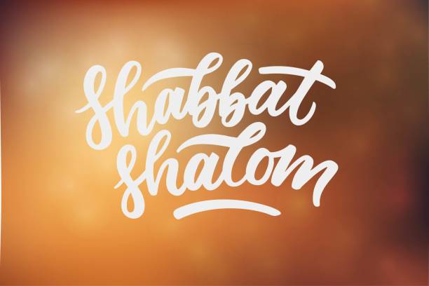 schabbat shalom hand gezeichnet schriftzug. weiße buchstaben auf unscharfe backgroung. schriftzug-design für einladung, poster, postkarte, banner, social media. - hebräisches schriftzeichen stock-grafiken, -clipart, -cartoons und -symbole