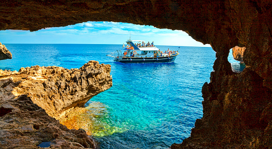 Cueva de mar cerca del cabo Greko de Ayia Napa y Protaras en la isla de Chipre, Mar Mediterráneo. photo