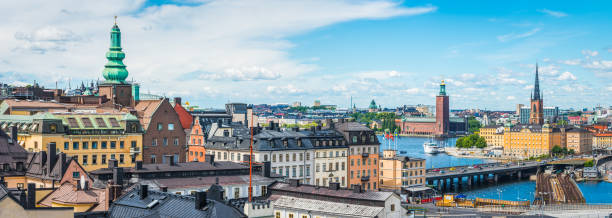 paisaje urbano panorámico de estocolmo desde sodermalm hasta glamla stan frente al mar de suecia - riddarfjarden fotografías e imágenes de stock