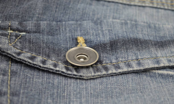 buttom metálico en el bolsillo trasero - pattern embroidery hole jeans fotografías e imágenes de stock
