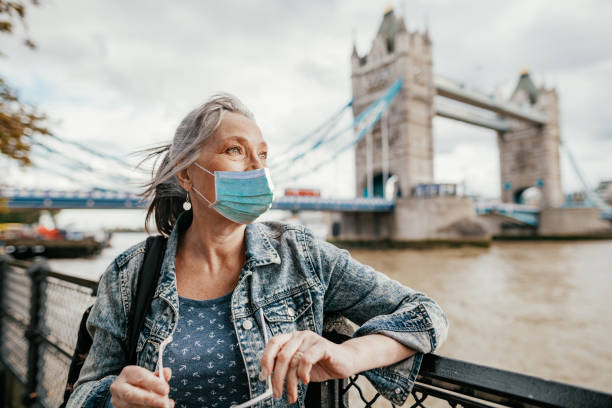 пожилые люди и путешествия после пандемии коронавируса - london england bridge tower of london tower bridge стоковые фото и изображения