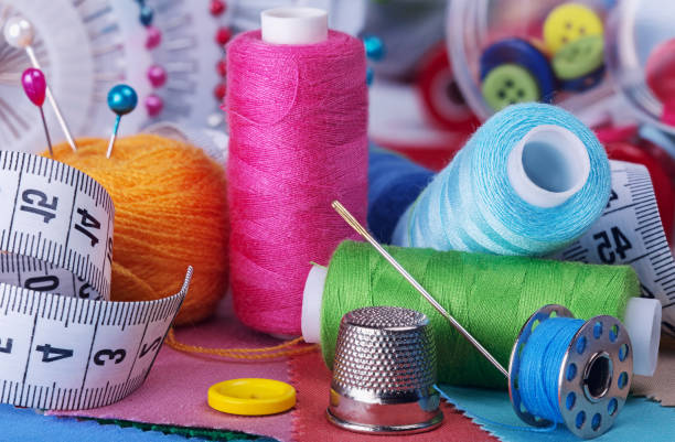 보빈, 바늘 및 핀, 바느질 키트에 여러 가지 색상의 스레드. - sewing sewing item thread equipment 뉴스 사진 이미지