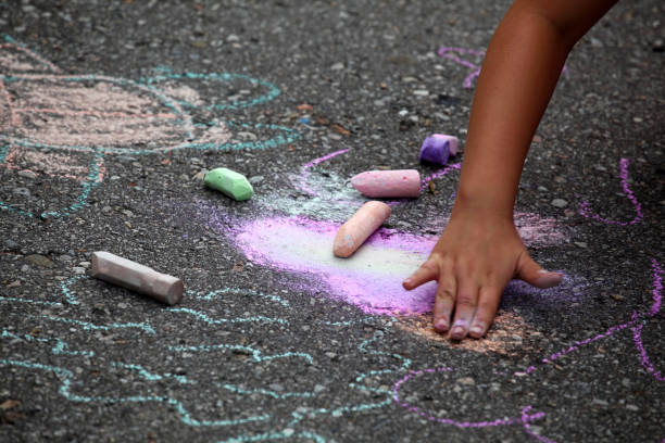 child playing with chalk - 4721 imagens e fotografias de stock