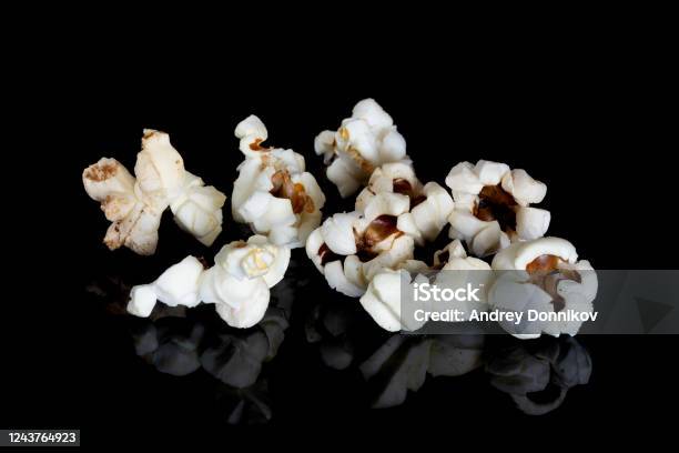 Popcorn Hitam Popcorn Dan Refleksinya Pada Latar Belakang Hitam Foto Stok - Unduh ...