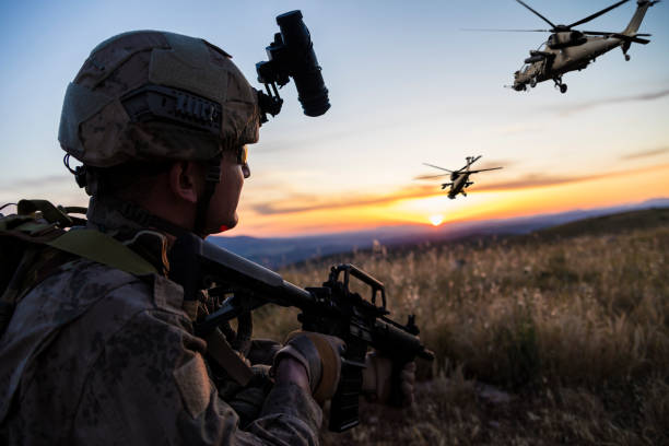 militärmission bei sonnenaufgang - kopfbedeckung stock-fotos und bilder