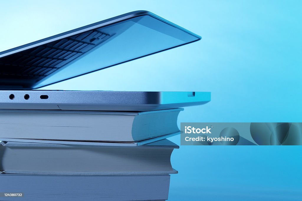 ノートパソコンに横たわるスタックドブランク書籍、コピースペース付き - 本のロイヤリティフリーストックフォト