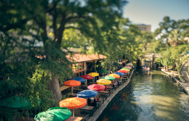 샌안토니오 리버워크의 멀티컬러 우산 - san antonio riverwalk downtown district river 뉴스 사진 이미지