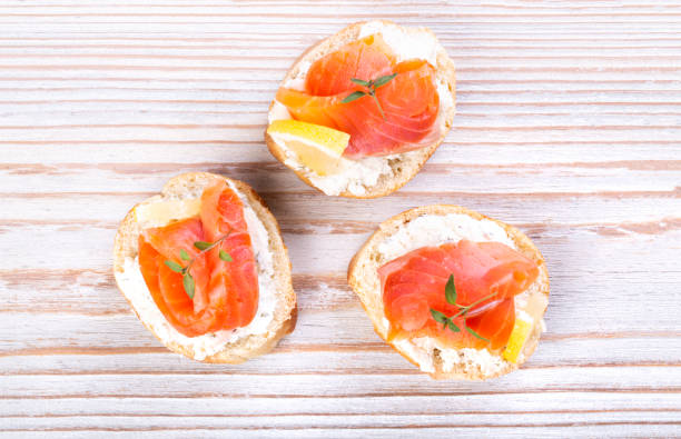 sándwiches de salmón ahumado - appetizer salmon smoked salmon cracker fotografías e imágenes de stock