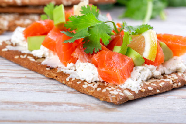 kanapka z wędzonym łososiem - avocado lemon snack cracker zdjęcia i obrazy z banku zdjęć