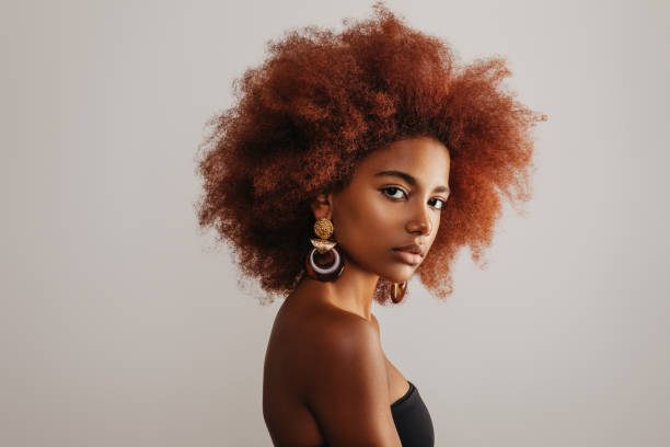 mooi afromeisje met oorbellen - afro stockfoto's en -beelden