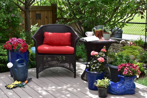 outdoor patio seating for relaxing in beautifully landscaped small space backyard on summer afternoon - usa restaurant flower bed beauty in nature imagens e fotografias de stock