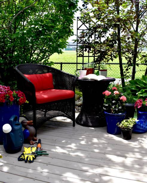 outdoor patio seating for relaxing in beautifully landscaped small space backyard on summer afternoon - usa restaurant flower bed beauty in nature imagens e fotografias de stock