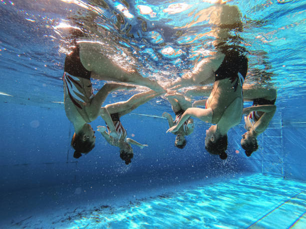 diversão na piscina de cabeça para baixo - synchronized swimming swimming sport symmetry - fotografias e filmes do acervo