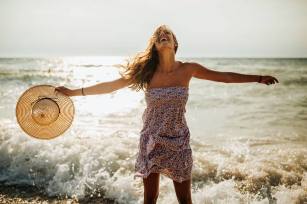 bella giovane donna che si diverte sulla spiaggia - sea coastline europe tourist foto e immagini stock