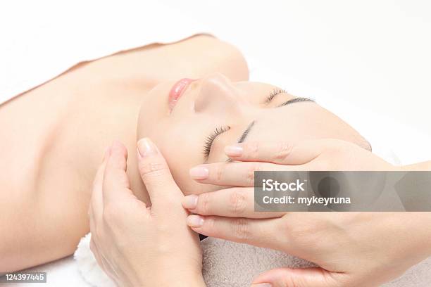 Massagem Facial - Fotografias de stock e mais imagens de Tratamento em Spa - Tratamento em Spa, Face Humana, Japonês