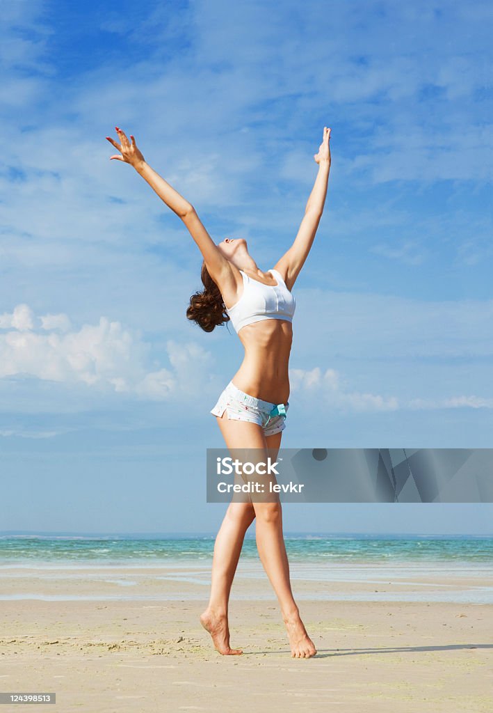 Donna sulla spiaggia - Foto stock royalty-free di Acqua